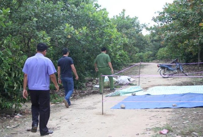 Nam thanh niên chém chết kẻ trộm sầu riêng rồi uống thuốc diệt cỏ tự tử Cơ quan chức năng đến hiện trường vụ án.