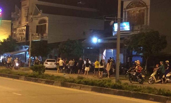 Giấu dao, kiếm trong hộp quà, giang hồ hỗn chiến trong đêm Rất đông người dân hiếu kỳ tập trung trước quán karaoke Gió Lộng, nơi xảy ra cuộc hỗn chiến.