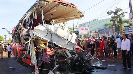 Bản tin 14H: Đã có kết quả xét nghiệm máu của tài xế vụ tai nạn Gia Lai Ôtô khách rách bươm sau cú đâm của xe tải. Ảnh: Nhật Hạ.