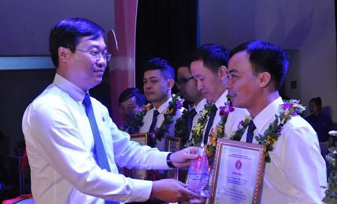 Học Bác trở thành nhu cầu tự thân, từ những việc nhỏ hàng ngày Bí thư thứ nhất T.Ư Đoàn, Bí thư Đảng ủy T.Ư Đoàn Lê Quốc Phong trao giấy chứng nhận cho các điển hình tiêu biểu.