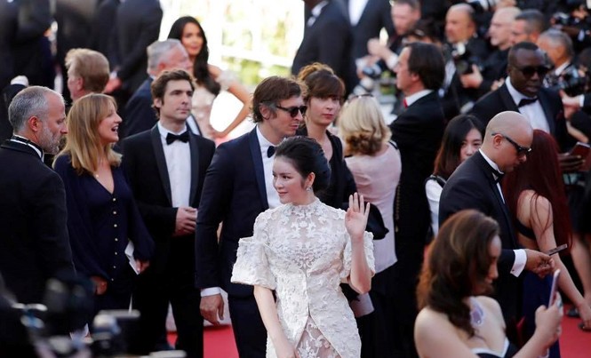 Lý Nhã Kỳ ở Cannes: Lỗi in pano hay chiêu trò PR lố? Lý Nhã Kỳ ở Cannes: Lỗi in pano hay chiêu trò PR lố?