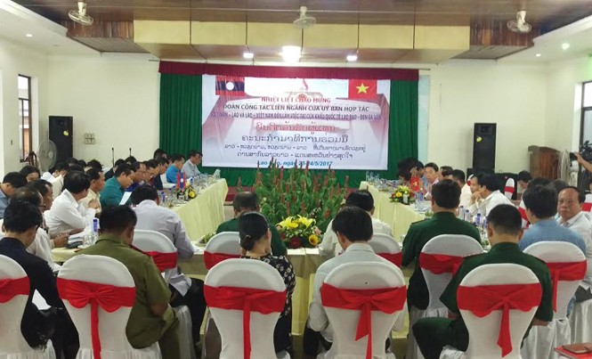 Cùng tháo gỡ khó khăn để tăng cường hợp tác Việt - Lào Quang cảnh cuộc họp giữa các bên Việt Nam-Lào tối 23/5.