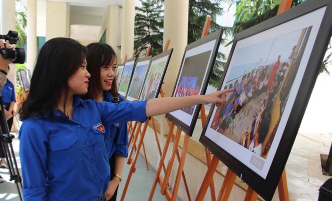 Triển lãm ảnh về biển đảo quê hương thu hút đông đảo sinh viên Triển lãm ảnh Tuổi trẻ vì biển đảo quê hương trưng bày 60 tác phẩm về Trường Sa.