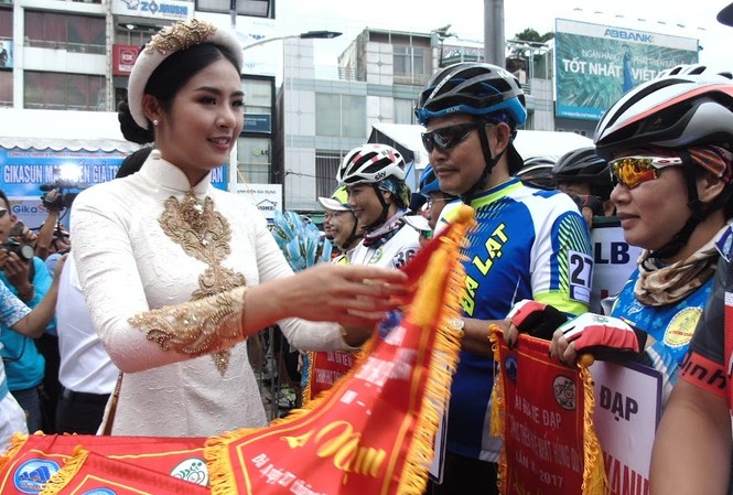Khai mạc giải đua xe đạp “Chinh phục Hải Vân Quan” Hoa hậu Ngọc Hân trao cờ lưu niệm cho các đội đua.
