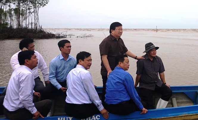 Phó thủ tướng Trịnh Đình Dũng: Khẩn trương ứng phó sạt lở vùng ĐBSCL Phó Thủ tướng Trịnh Đình Dũng đi thị sát.