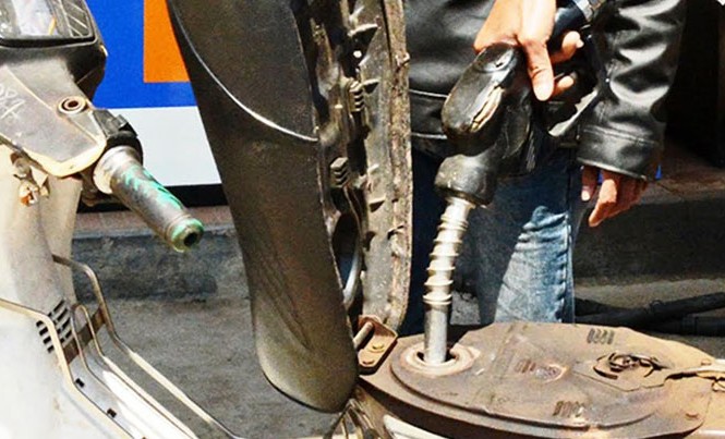 Phát hiện doanh nghiệp bán gần 4.000 lít xăng không hợp quy chuẩn Bán xăng dầu không hợp quy chuẩn bị phạt nặng theo quy định. Ảnh minh họa.