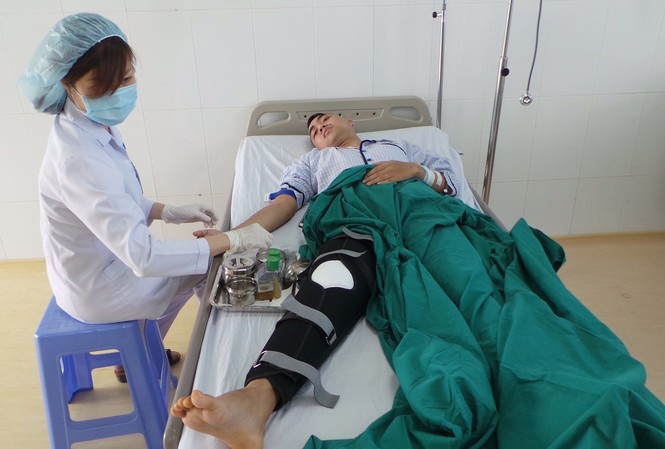 Phẫu thuật thành công khớp gối cho bệnh nhân máu khó đông Các y-bác sĩ bệnh viện Q. Thủ Đức chăm sóc cho bệnh nhân.