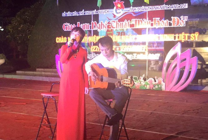 Lạng Sơn: Đêm tri ân “Màu hoa Đỏ” MC Thảo Vân xúc động trình bày ca khúc “Vết chân tròn trên cát” *ảnh: D. Chiến