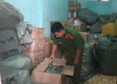 Ngăn chặn gần 1000 bao thuốc lá nhập lậu Kiểm đếm số thuốc lá nhập lậu *ảnh: Minh Anh