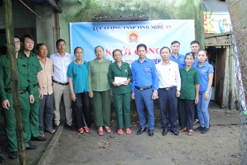 Tỉnh đoàn Nghệ An xây dựng nhà tình nghĩa cho cựu TNXP Anh Dương Hoàng Vũ trao số tiền hỗ trợ cho cựu TNXP Phạm Thị Việt.