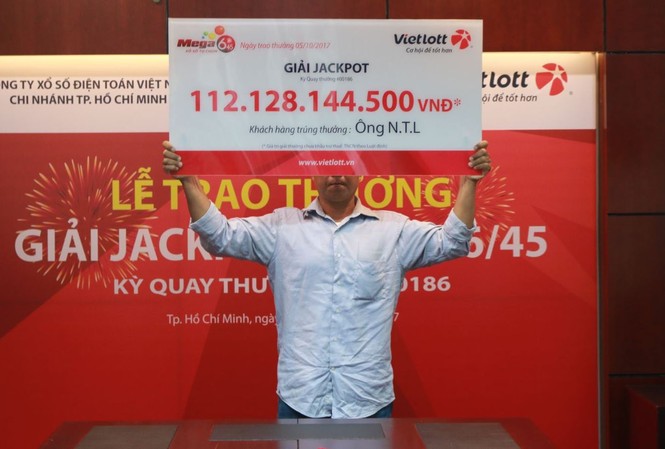 Khách hàng trúng Jackpot hơn 100 tỷ đồng che nửa mặt nhận giải Khách hàng trúng Jackpot hơn 100 tỷ đồng che nửa mặt nhận giải