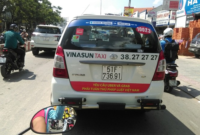 Hàng loạt taxi Vinasun dán biểu ngữ phản đối Uber, Grab Hàng loạt taxi Vinasun dán biểu ngữ phản đối Uber, Grab