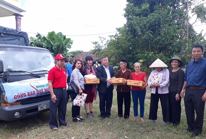 Hỗ trợ 1.200 suất quà cho người dân vùng lũ Hỗ trợ 1.200 suất quà cho người dân vùng lũ