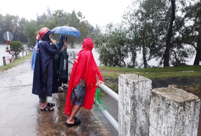 Trên đường đi làm về, một phụ nữ bị nước cuốn trôi Khu vực đập tràn gần cống Hộp xã Vinh Mỹ, nơi xảy ra vụ mất tích.