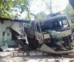 Xe ben mất lái lao vào sân trường học Hiện trường vụ tai nạn.