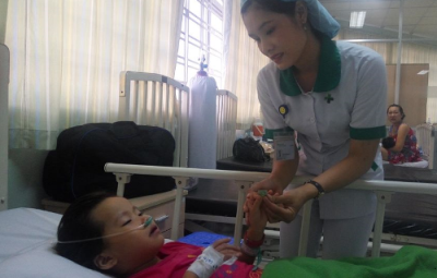 Lấy viên thuốc còn nguyên vỏ thiếc trong đường ăn bé gái 6 tuổi Bé H. đã dần phục hồi sau khi được lấy viên thuốc còn nguyên vĩ thiếc mắc trong đường ăn (Ảnh Bệnh viện cung cấp).