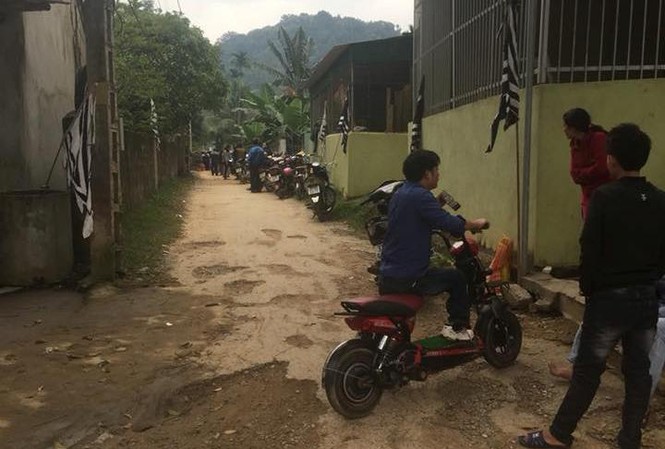 Bà nội tử vong vì sốc khi biết tin cháu gái qua đời Gia đình mai táng hai nạn nhân theo phong tục địa phương.