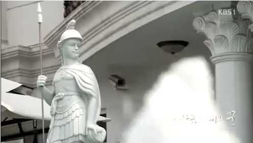 Biệt thự dát vàng của bố chồng Tăng Thanh Hà lên truyền hình Hàn Quốc Hình ảnh căn biệt thự của gia đình nhà chồng Hà Tăng trong phóng sự đài truyền hình Hàn Quốc.
