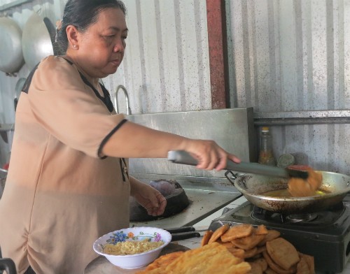 Mất người thân vì cháy Carina, cặp vợ chồng nấu cơm từ thiện Bà Ly cho biết, sẽ tiếp tục nấu cơm phát cho người nghèo và cư dân ở chung cư Carina đến khi con dâu và cháu nội mất được 49 ngày. Ảnh: Phan Thân.