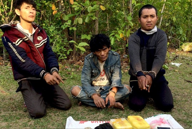 Bắt 3 người Lào định mang ma túy vào Việt Nam Hiện trường vụ bắt giữ.