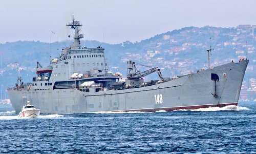 Bản tin 20H: Động thái mới nhất của Nga sau cuộc không kích ở Syria Tàu đổ bộ số hiệu 148 của Nga mang theo xe thiết giáp BTR-80. Ảnh: Yoruk Isık.