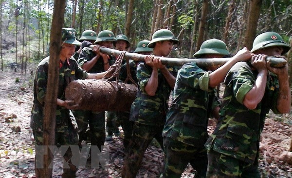 Phát hiện bom nặng hơn 200kg trên công trường cao tốc Vân Đồn-Móng Cái Công ty xử lý bom mìn vật nổ 319 phối hợp với Ban chỉ huy quân sự huyện Hải Hà tiến hành xử lý và di chuyển thành công quả bom về điểm hủy nổ an toàn. (Ảnh: Văn Đức/TTXVN)