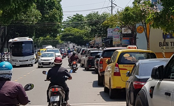 Taxi 'tràn' ra đảo Phú Quốc Trình trạng kẹt xe kéo dài ở đảo Phú Quốc vào giờ cao điểm.