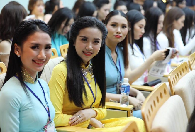 Suýt lỡ thi Hoa hậu Việt Nam vì... răng sứ Thí sinh Thúy An từng có ý định đi làm răng sứ nhưng gia đình ngăn cản để giữ vẻ đẹp tự nhiên tham gia cuộc thi Hoa hậu Việt Nam. Ảnh: Hồng Vĩnh.