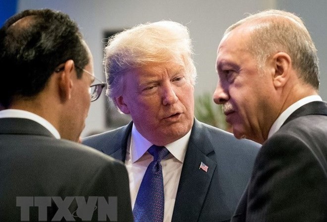 Bản tin 20H: Mỹ, Thổ Nhĩ Kỳ bàn về vụ nhà báo Khashoggi bị tiêu huỷ Tổng thống Mỹ Donald Trump (giữa) thảo luận với người đồng cấp Thổ Nhĩ Kỳ Recep Tayyip Erdogan (phải) tại hội nghị thượng đỉnh Tổ chức Hiệp ước Bắc Đại Tây Dương (NATO) ở Brussels, Bỉ ngày 10/7. (Nguồn: AFP/TTXVN)
