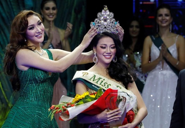 Showbiz 12/11: Lý do Phương Khánh không được mang vương miện 20 tỉ về Phương Khánh bật mí lý do không được mang vương miện về nước.