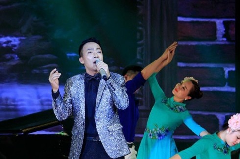 Showbiz 20/11: Việt Hoàn kể kỉ niệm xúc động về thầy giáo cũ Ca sĩ Việt Hoàn kể kỉ niệm với thầy giáo cũ Bùi Gia Khánh và NSND Lê Dung.
