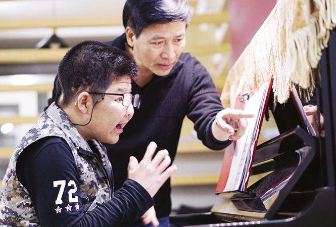Diễn viên Quốc Tuấn chia sẻ thông tin mới về bé Bôm Diễn viên Quốc Tuấn tiết lộ bé Bôm chuẩn bị có một buổi biểu diễn đầu tiên chính thức với danh nghĩa "nghệ sĩ". Ảnh: Toan Toan.