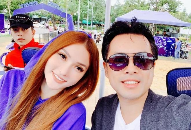 Showbiz 10/1: Lộ diện bạn trai mới của Thu Thủy sau một năm ly hôn Thu Thủy và người được cho là bạn trai mới của nữ ca sĩ.