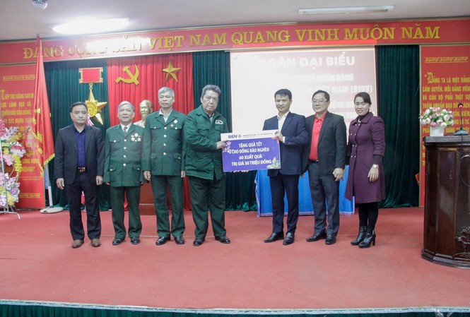 BIDV và báo Tiền Phong đến với thương binh tại Trung tâm Nho Quan, Ninh Bình BIDV và báo Tiền Phong đến với thương binh tại Trung tâm Nho Quan, Ninh Bình