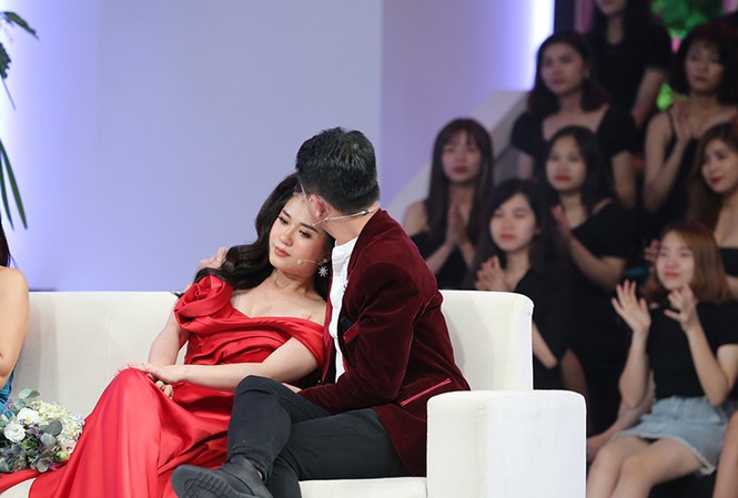 Lâm Vỹ Dạ khóc nức nở trên truyền hình khi chồng liên tục xin lỗi Lâm Vỹ Dạ bật khóc khi chồng liên tục nói xin lỗi vì mải mê kiếm tiền mà không dành nhiều thời gian cho cô và gia đình.