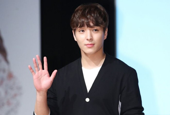 Thêm một ca sĩ giải nghệ vì liên quan bê bối chat sex Choi Jong Hoon sinh năm 1990, là trưởng nhóm kiêm thành viên chơi guitar của F.T. Island.