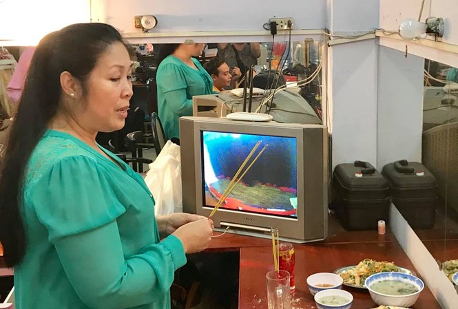 NSND Hồng Vân tưởng nhớ Anh Vũ sau 3 tuần mất khiến fan không cầm được nước mắt Mâm cơm cúng giản dị mà NSND Hồng Vân chuẩn bị cho Anh Vũ gây xúc động.