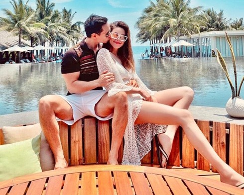 Showbiz 27/4: Kim Lý hôn Hồ Ngọc Hà say đắm trước tin đồn sắp cưới Showbiz 27/4: Kim Lý hôn Hồ Ngọc Hà say đắm trước tin đồn sắp cưới