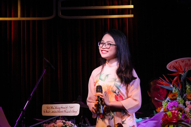 Showbiz 29/4: Phương Mỹ Chi đáp trả khi bị chê hát dân ca không còn hay như xưa Showbiz 29/4: Phương Mỹ Chi đáp trả khi bị chê hát dân ca không còn hay như xưa