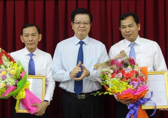 Công bố quyết định của Ban Bí thư Trung ương Đảng về công tác cán bộ Phó trưởng Ban Tổ chức Trung ương Mai Văn Chính trao quyết định và chúc mừng các đồng chí Võ Thành Thống, Lê Quang Mạnh.