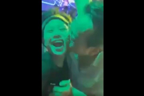 NSND Hoàng Dũng nói gì về clip hôn má Bảo Hân đang xôn xao cộng đồng mạng? Ảnh cắt từ clip NSND Hoàng Dũng hôn má diễn viên Bảo Hân bị cho là phản cảm.