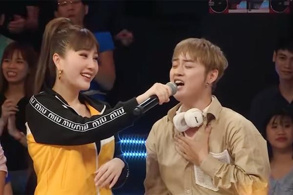 Hát theo nhưng lấn át cả giọng Bảo Thy, Thanh Duy bị ‘ném đá’ Bảo Thy trở thành khách mời trong chương trình "Ký ức vui vẻ 2019" tập đầu tiên.