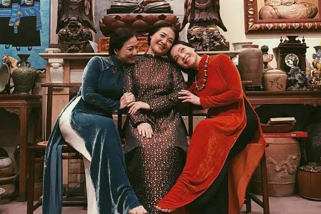 Showbiz 26/9: Lê Vi tiết lộ chị gái Lê Vân gặp tai nạn 3 chị em nghệ sĩ: Lê Vân, Lê Khanh và Lê Vi.