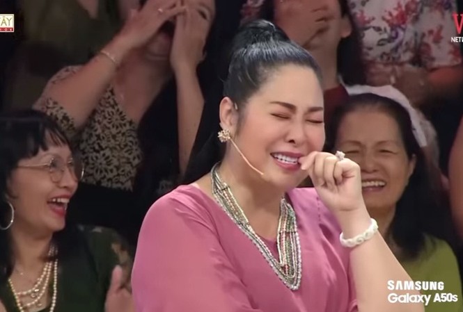 Minh Nhí ‘tố’ bị NSND Hồng Vân... tụt quần trên sóng truyền hình NSND Hồng Vân ngại ngùng khi bị nghệ sĩ Minh Nhí tố "chơi xấu" trên sóng truyền hình.