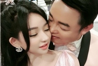 Showbiz 9/10: Quang Lê lên tiếng về bức ảnh hôn má vợ cũ Hồ Quang Hiếu Showbiz 9/10: Quang Lê lên tiếng về bức ảnh hôn má vợ cũ Hồ Quang Hiếu