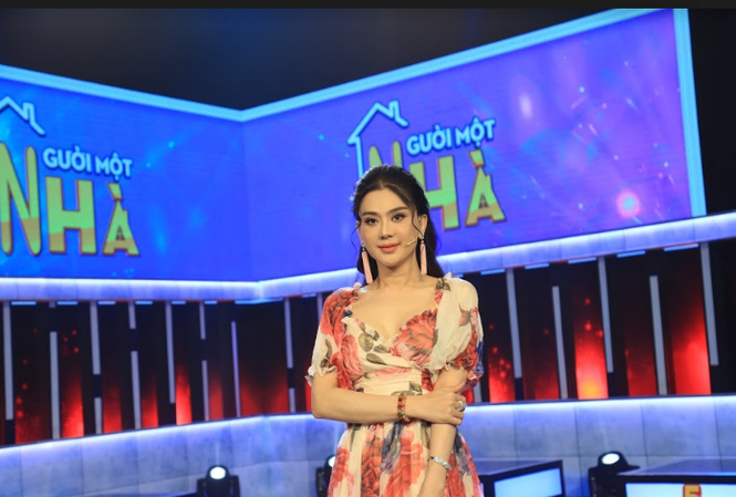 Vừa quay show, Lâm Khánh Chi vừa sợ lỡ livestream bán hàng online Lâm Khánh Chi đẹp rạng rỡ ở tuổi 43.