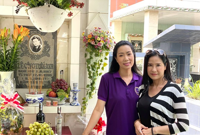 Bạn gái cũ cùng nhiều nghệ sĩ viếng mộ tài tử Lê Công Tuấn Anh nhân 24 năm ngày mất Trịnh Kim Chi và Đào Vân Anh viếng mộ Lê Công Tuấn Anh.