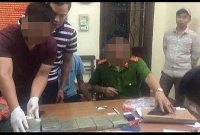 Bắt 2 đối tượng vận chuyển 10 bánh ma túy Công an Lạng Sơn kiểm kê số ma túy do hai đối tượng Thắng và Sơn buôn bán, vận chuyển *ảnh: Duy Chiến