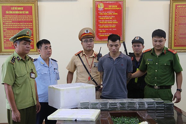 Hai mẹ con buôn bán ma túy 'khủng' bị bắt Đối tượng Tiến (giữa) bị bắt cùng tang vật. *ảnh: h. Mỹ