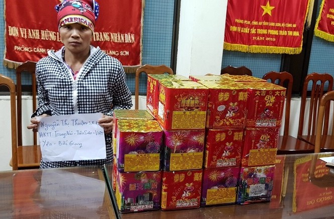 Cuối năm nóng chuyện pháo lậu Đối tượng và tang vật tại cơ quan công an Lạng Sơn. Ảnh: TL